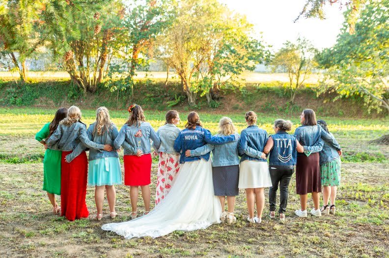 mi boda foto de todas con chaqueta vaquera