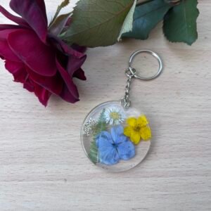 Llavero redondo de flores silvestres prensadas