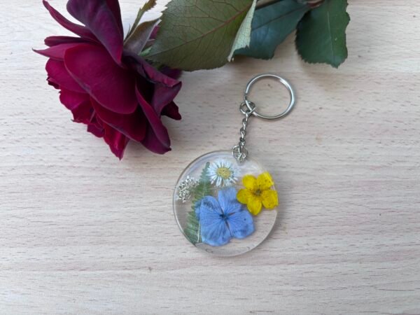 Llavero redondo de flores silvestres prensadas