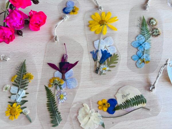Marcapáginas de flores prensadas