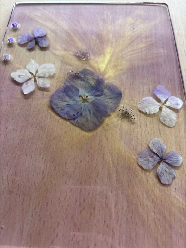 Cubierta Artesanal de cuaderno con Hortensias en resina epoxi - Imagen 6