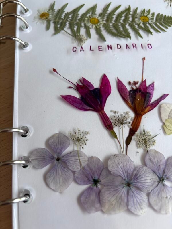 Cubierta Artesanal de Agenda con Encanto Floral - Imagen 3