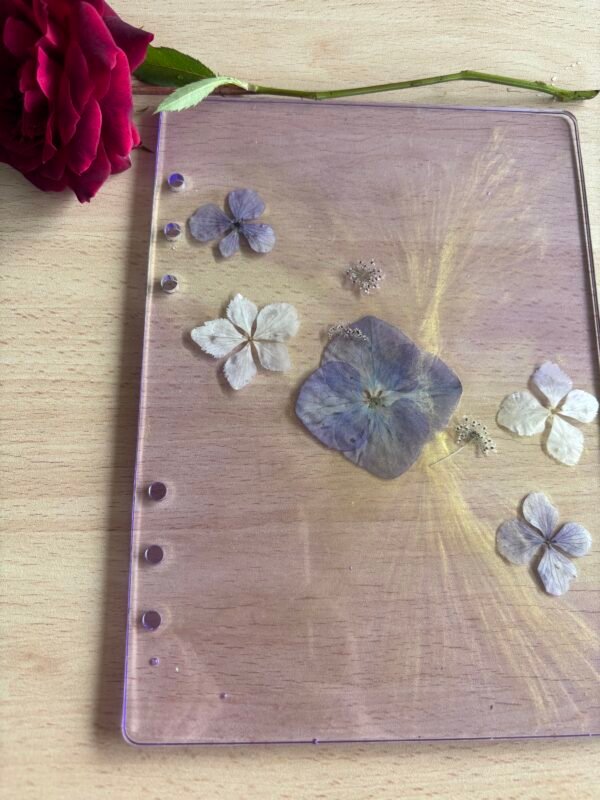 Cubierta Artesanal de cuaderno con Hortensias en resina epoxi - Imagen 3