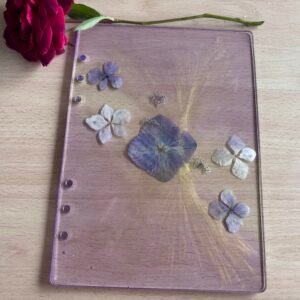 Cubierta Artesanal de cuaderno con Hortensias en resina epoxi