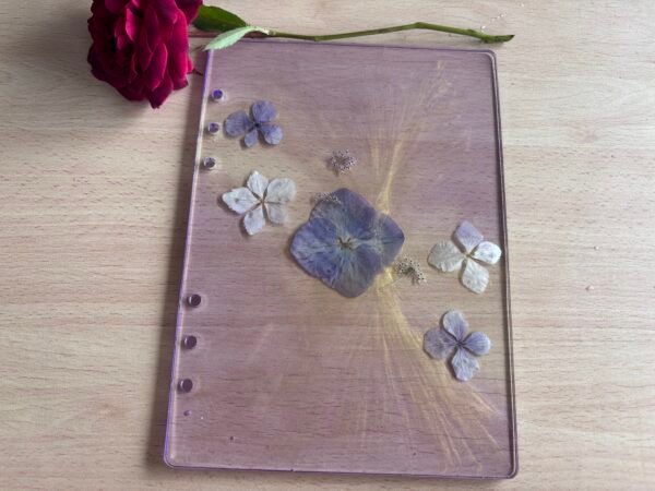 Cubierta Artesanal de cuaderno con Hortensias en resina epoxi