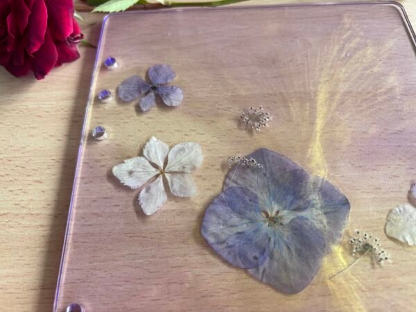 Cubierta Artesanal de cuaderno con Hortensias en resina epoxi - Imagen 2