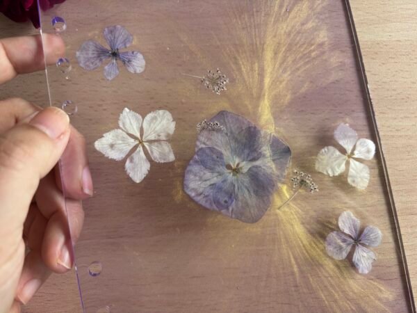 Cubierta Artesanal de cuaderno con Hortensias en resina epoxi - Imagen 5